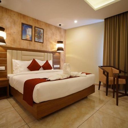 Hotel Delight Мумбаи Экстерьер фото