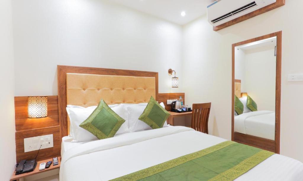 Hotel Delight Мумбаи Экстерьер фото