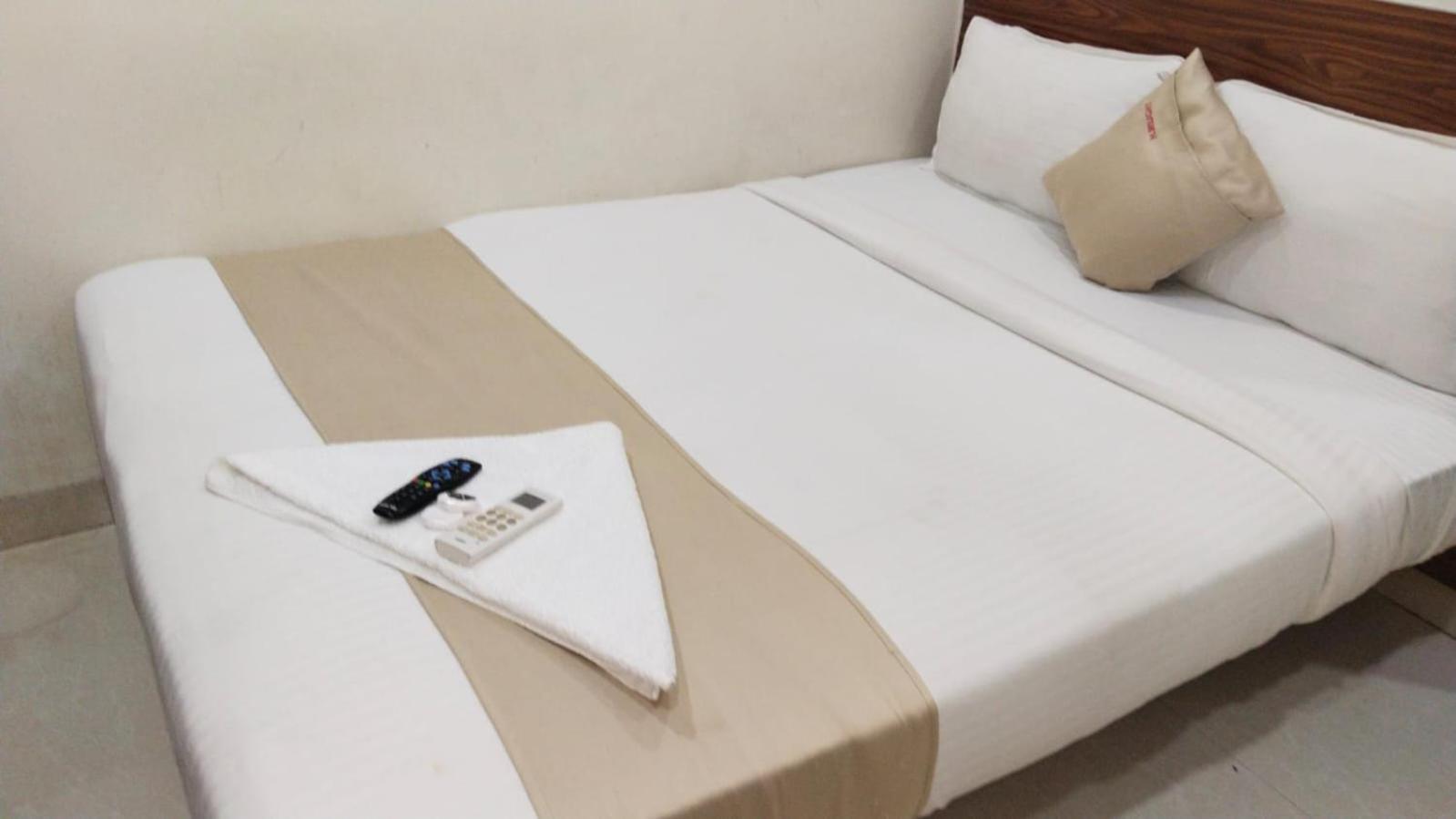 Hotel Delight Мумбаи Экстерьер фото